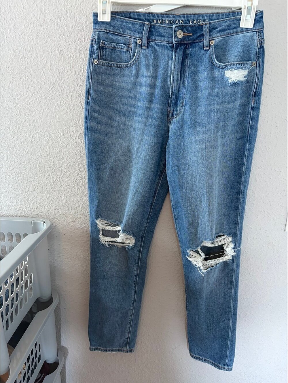 American Eagle Mom Jean Comfort Stretch Waistband size 6 regular. Inseam is 26.5